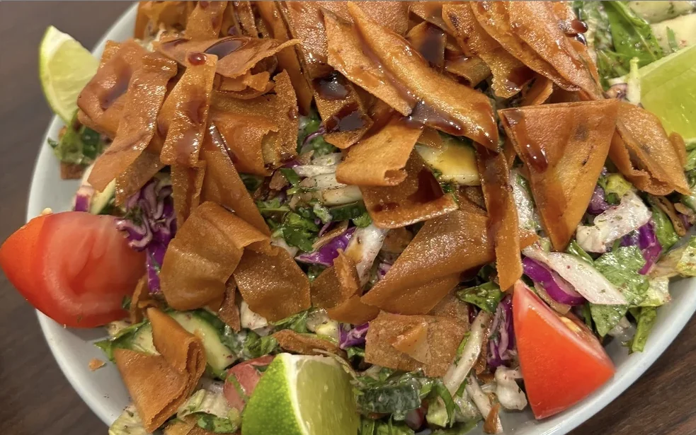 Salade de crudités avec pain libanais grillé, tomate et citron